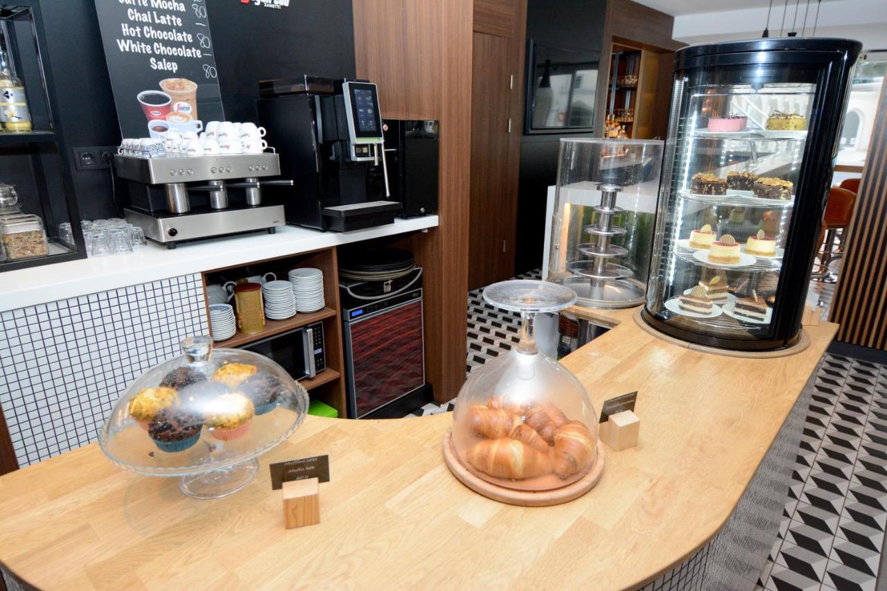 Holiday Inn Istanbul City By Ihg Exteriér fotografie The interior of a typical Starbucks