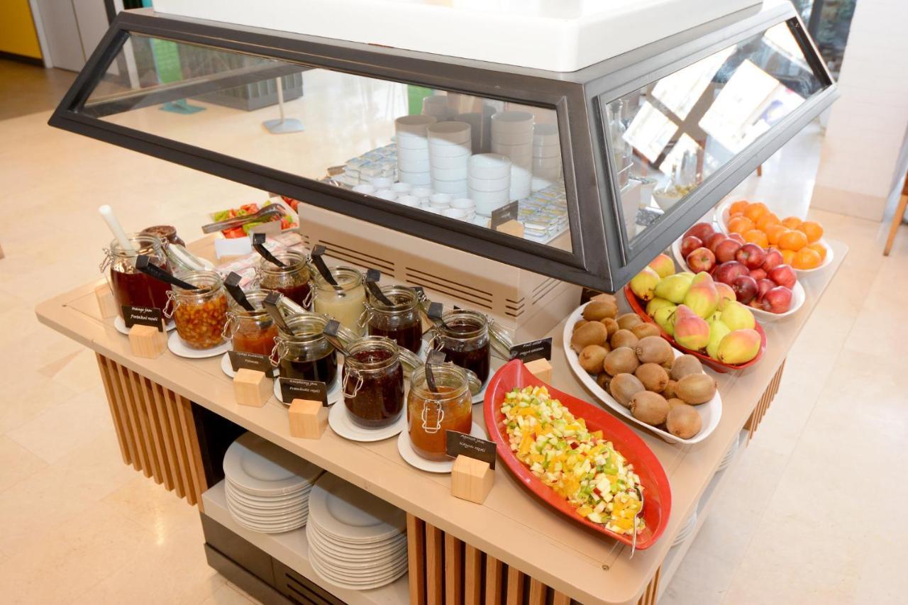 Holiday Inn Istanbul City By Ihg Exteriér fotografie A display case with food
